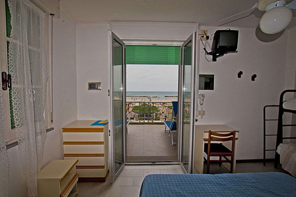 Hotel Sayonara Каттолика Экстерьер фото